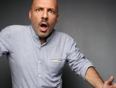 Πολύ γνωστός παρουσιαστής εμφανίστηκε ακάλεστος στην πρεμιέρα του Μουτσινά!